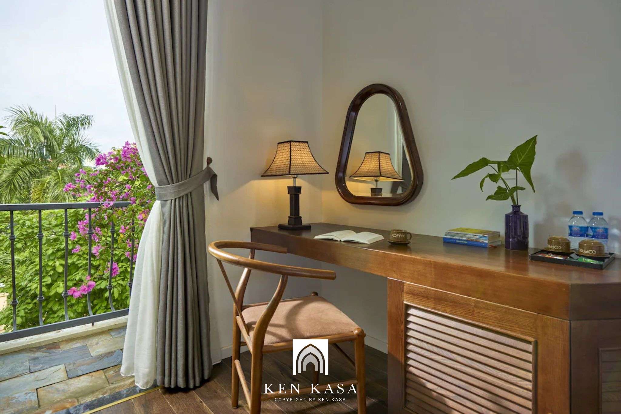 Một góc không gian nhỏ trong căn phòng nghỉ hiện đại của Draha Ha Long Hotel